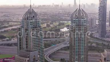 迪拜码头摩天大楼和朱美拉湖塔日出观从最<strong>高空</strong>中时间在阿拉伯联合酋长国